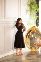 فستان ميد أسود وطبقة تل