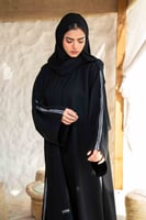 عباية بشريط رصاصي واسود