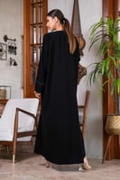 عباية بتصميم قصات باللون الابيض