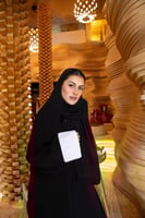 عباية اكمام بيضاء وجيب واحد