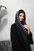 طرحة اسود مطرزه بابيض