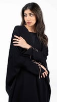 عباية سوداء بربطة اكمام بيج