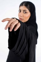 عباية بصفطات طولية على الاكمام