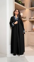 عباية رسمية بتطريز كحلي وابيض