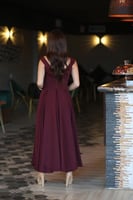 فستان سهرة عنابي بدون أكمام