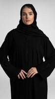 عباية سوداء بكلفة ناعمة
