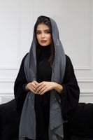 طرحة بلون رمادي مطرزة بأبيض