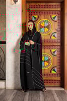 عباية سوداء فخمة بخطوط بيضاء