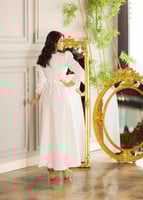 فستان بحزام مطرز طويل