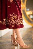 فستان عنابي مطرز بأكمام