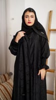 عباية سوداء فخمة برسوم هندسية و كسرات من الخلف