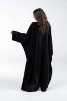 عباية بصفطات طولية على الاكمام