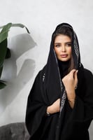 طرحة بتطريز ابيض