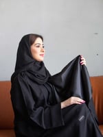 طرحة اسود مبطنه بحرير ساتان