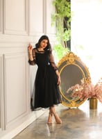 فستان ميد أسود وطبقة تل