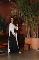 جلابية بلون ابيض واسود