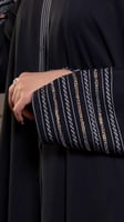 عباية سوداء باكمام مطرزة بأبيض
