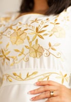 فستان بحزام مطرز طويل