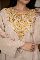 جلابية بتطريز على الصدر