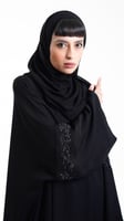 عباية بتطريز اسود من منتصف الاكمام