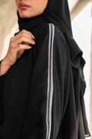 عباية بشريط رصاصي واسود