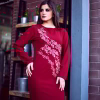 فستان عنابي مطرز ذهبي