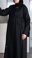 عباية بربطة جانبية وجيوب مخفية