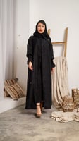 عباية سوداء فخمة برسوم هندسية و كسرات من الخلف