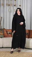 عباية سوادء مطرزه بأطراف ورد