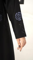 عباية بتطريز ورد ناعم