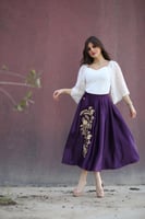 طقم بلوزة وتنوره مطرزة ذهبي