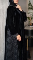 عباية مخمل مع دانتيل