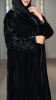 عباية مخمل باكمام مطرزة