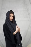 طرحة اسود بتطريز ابيض ناعم