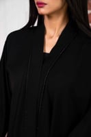 عباية بشريط أسود