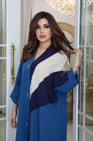 جلابية بقصات ملونة على الكتف