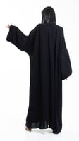 عباية بتطريز اسود من منتصف الاكمام