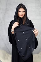 طرحة اسود بتطريز ابيض ناعم