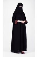 عبايه جاكيت مزينه باللون البني ولها جيوب