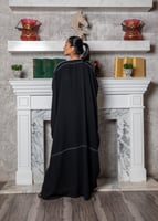 عبايه بخطوط بيضاء وطقطق واحد