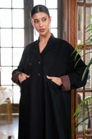 عبايه جاكيت مزينه باللون البني ولها جيوب