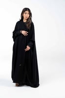 عباية بياقة طويلة واكمام تل منقط