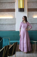 فستان طبقتين بحزام مطرز