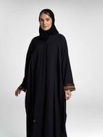 عباية سوداء باكمام مطرزة سدو