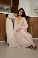 جلابية بتطريز على الصدر