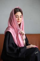 طرحة وردي بتطريز ابيض