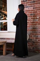 عباية بشريط أسود