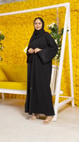 عباية بتطريز اسود على الاكمام والجوانب