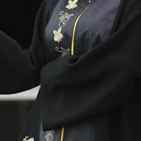 عبايه بسحاب قطعتين منفصلة ومطرزة