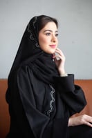 طرحة سوداء بتطريز متموج ابيض